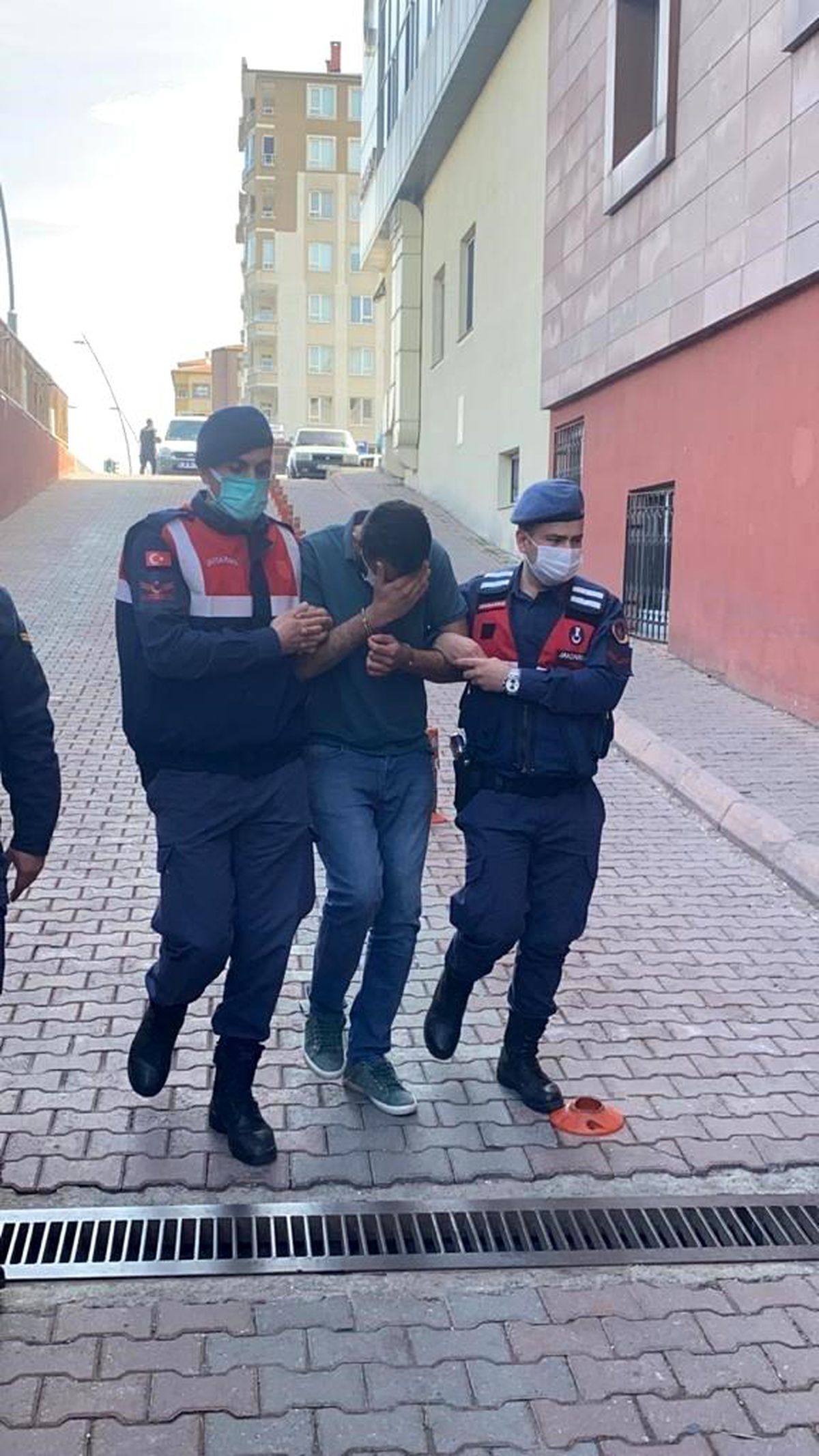 6 evden hırsızlık yapan 3 kişi yakalandı