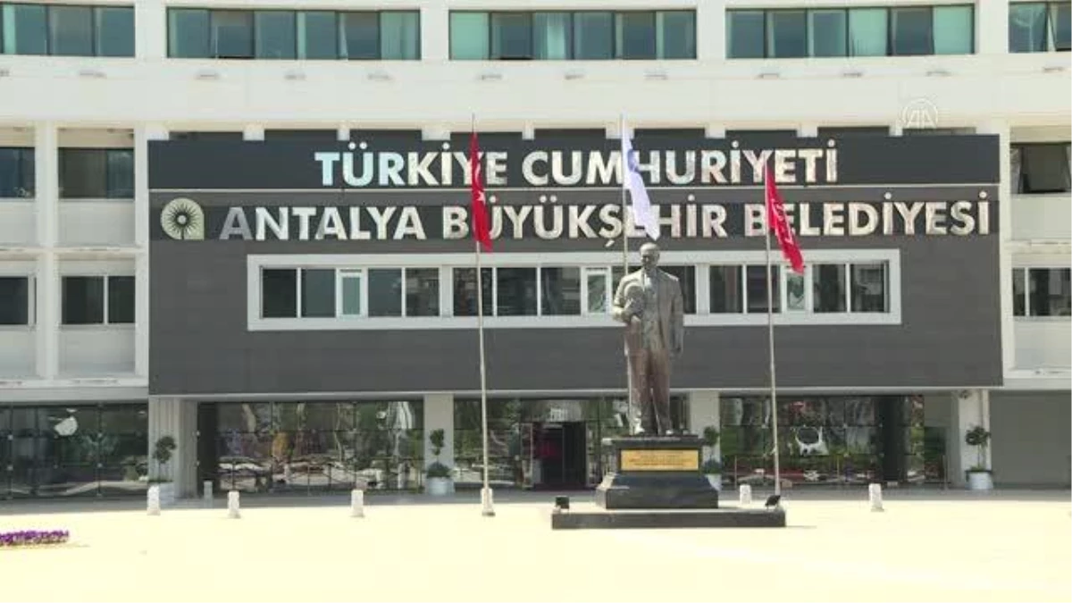 648 gündür grevde olan işçiler, Büyükşehir Belediyesi önüne siyah çelenk bıraktı