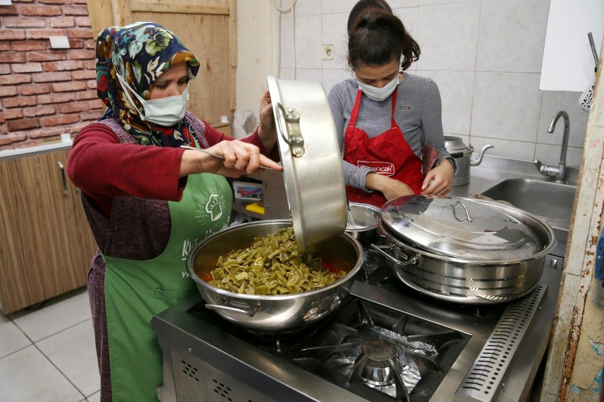 70 lokanta hayırseverlerin yardımıyla iftar yemeği hazırlıyor