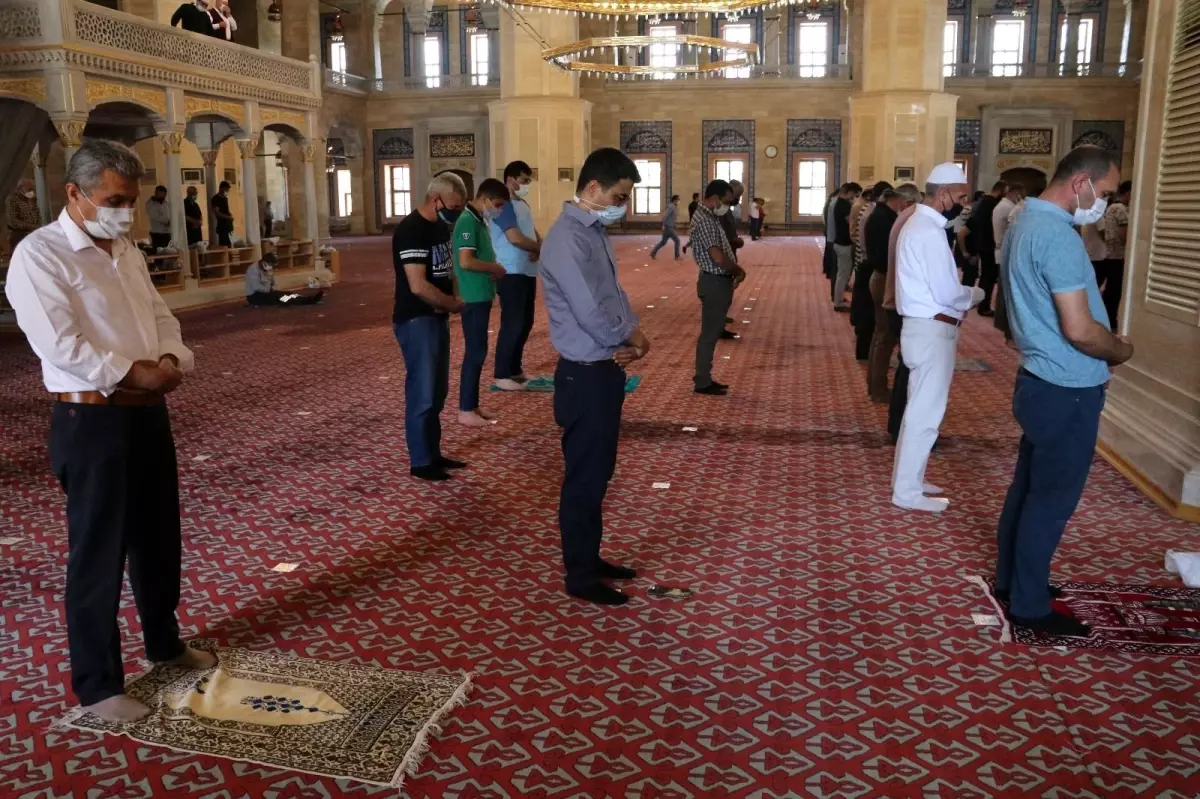 Adana\'da tam kapanmada ilk cuma namazı