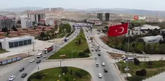 Akın akın gidiyorlar: Tam kapanmaya saatler kala 43 ilin geçiş noktasında trafik yoğunluğu