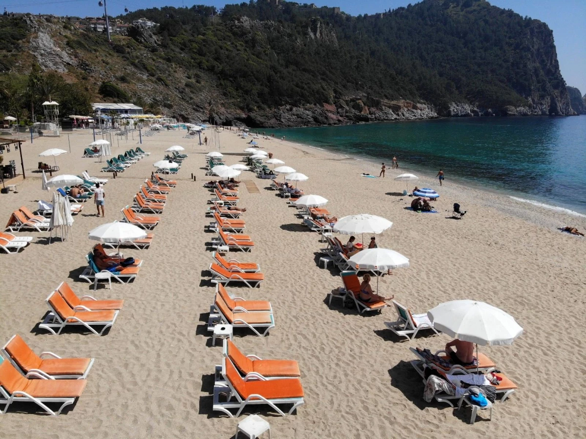 Alanya\'da tarihi sessizlikte sahiller turistlere kaldı