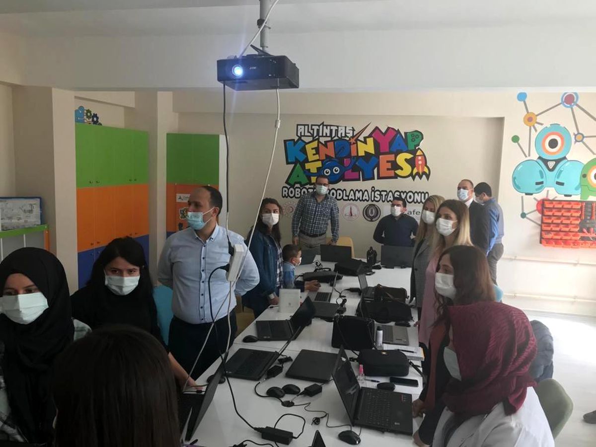 Altıntaş\'ta robotik kodlama ve oyuncak tasarım üretim atölyesi