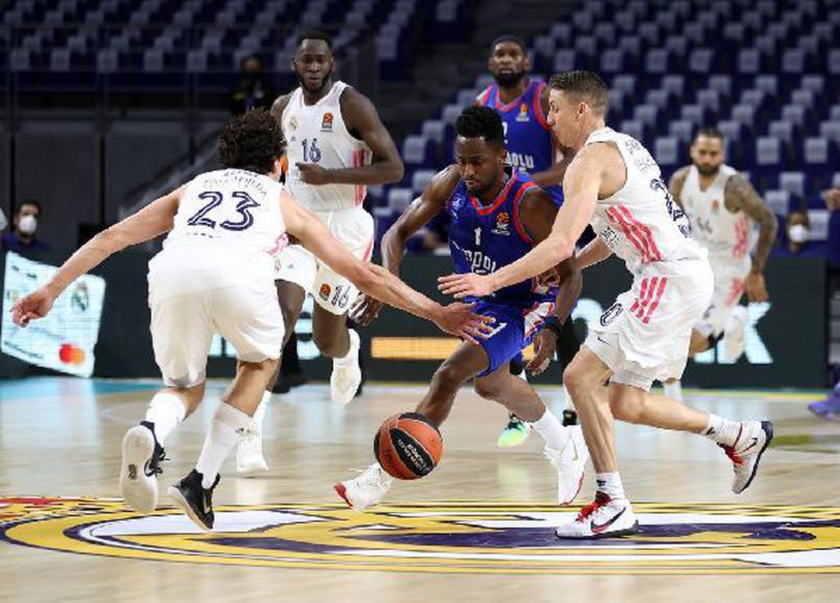 Anadolu Efes\'i 82-76 yenen Real Madrid, seriyi 2-2\'ye getirdi