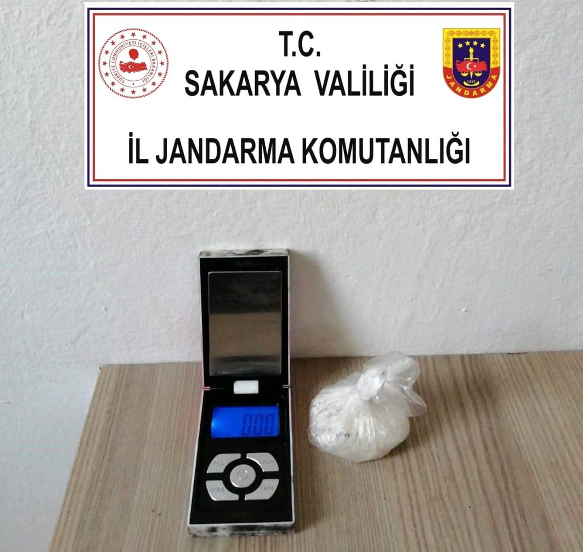 Araçtan uyuşturucu maddeleri atıp kaçmaya çalıştılar