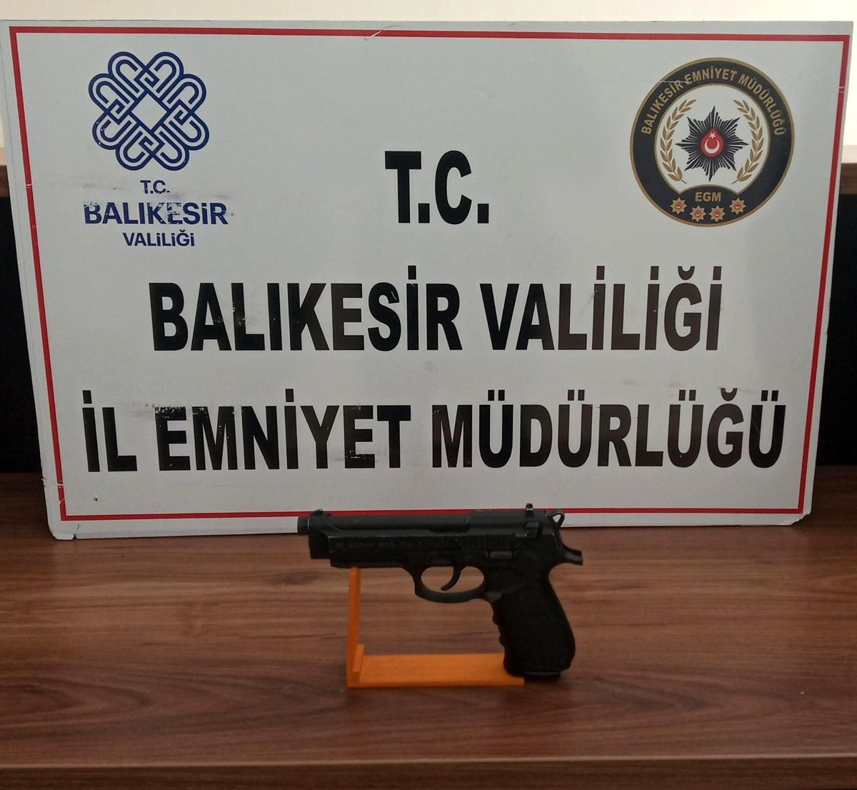 Balıkesir\'de polisten 20 aranan şahsa gözaltı