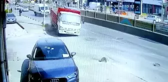 Bayrampaşa'da iş yerinin duvarına çarpan kamyonetin sürücüsü yaralandı