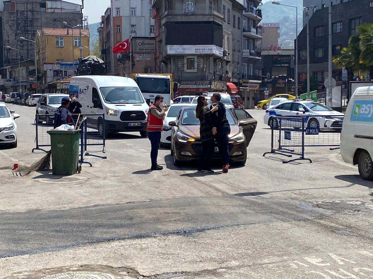Belge soran polisin üzerine yürüdü