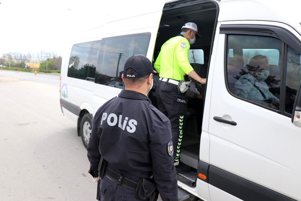 Bolu\'da tam kapanmanın ilk gününde sürücüler denetleniyor