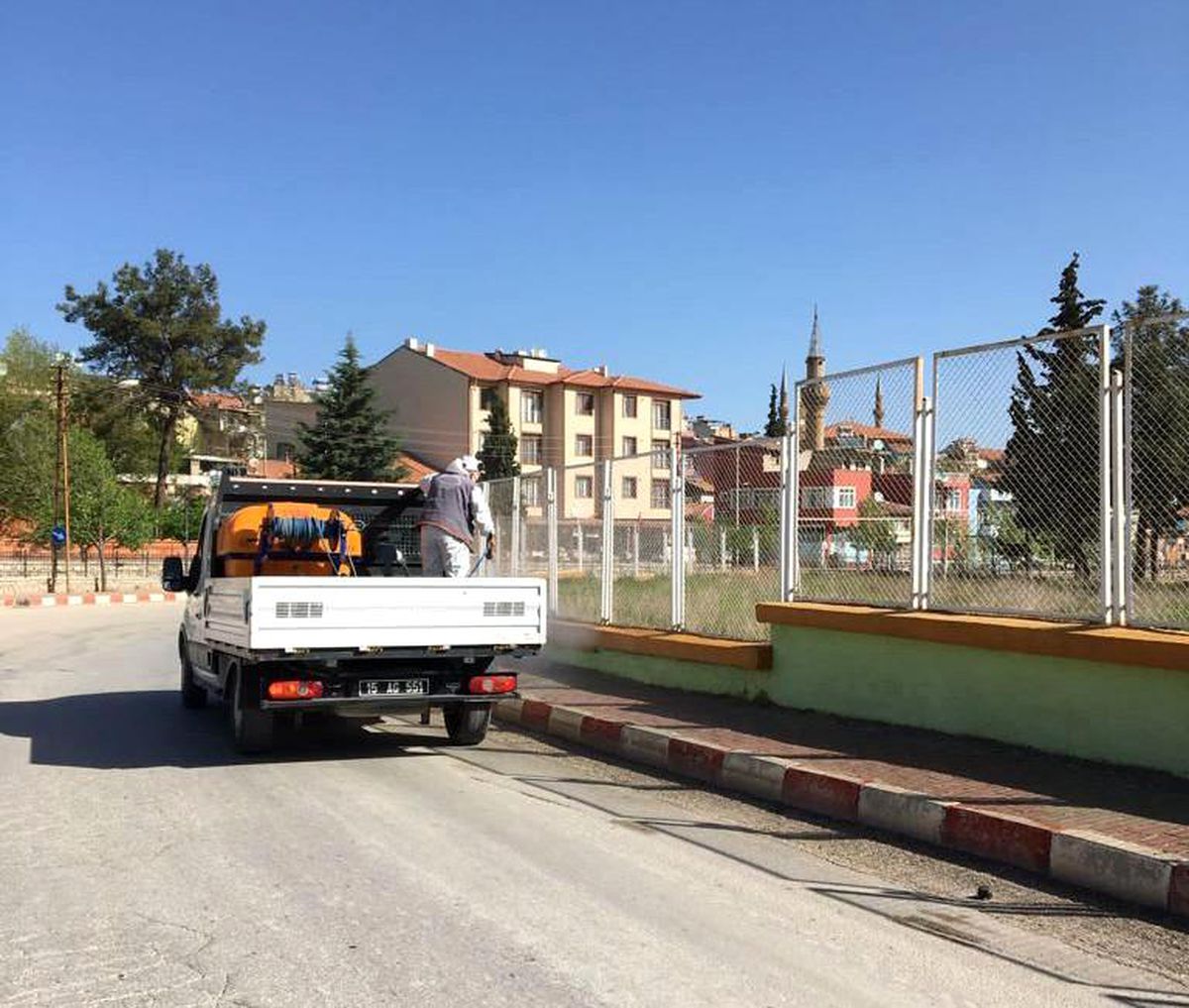 Burdur\'da kaldırımlar ilaçlanıyor