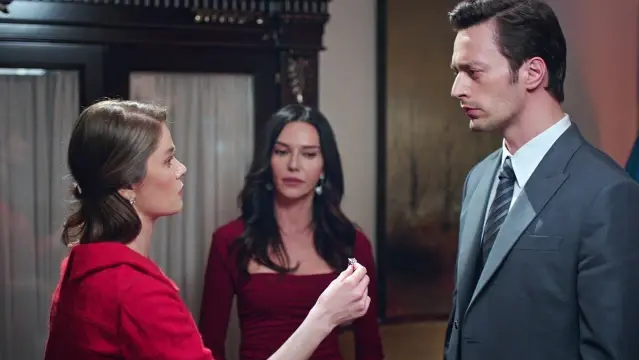 Camdaki Kız dizisine damga vuran ayrılık! Gerçekleri fark eden Nalan, Sedat'ı terk etti Camdaki Kız dizisine damga vuran ayrılık! Gerçekleri fark eden Nalan, Sedat'ı terk etti