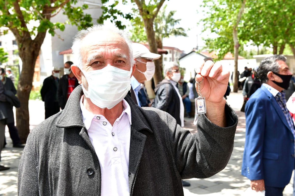 Çiğli\'de vatandaşlara HES kodlu anahtarlık dağıtıldı