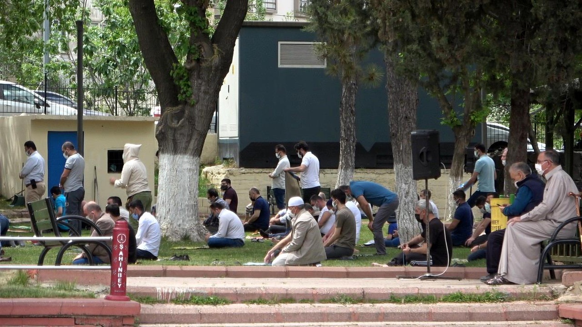 Cuma namazını park ve cami avlusunda kıldılar