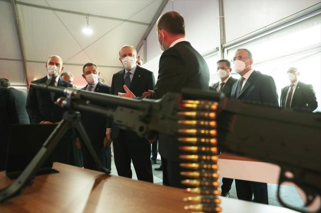 Cumhurbaşkanı Erdoğan yerli ve milli silahları tek tek inceledi, yerinde test etti