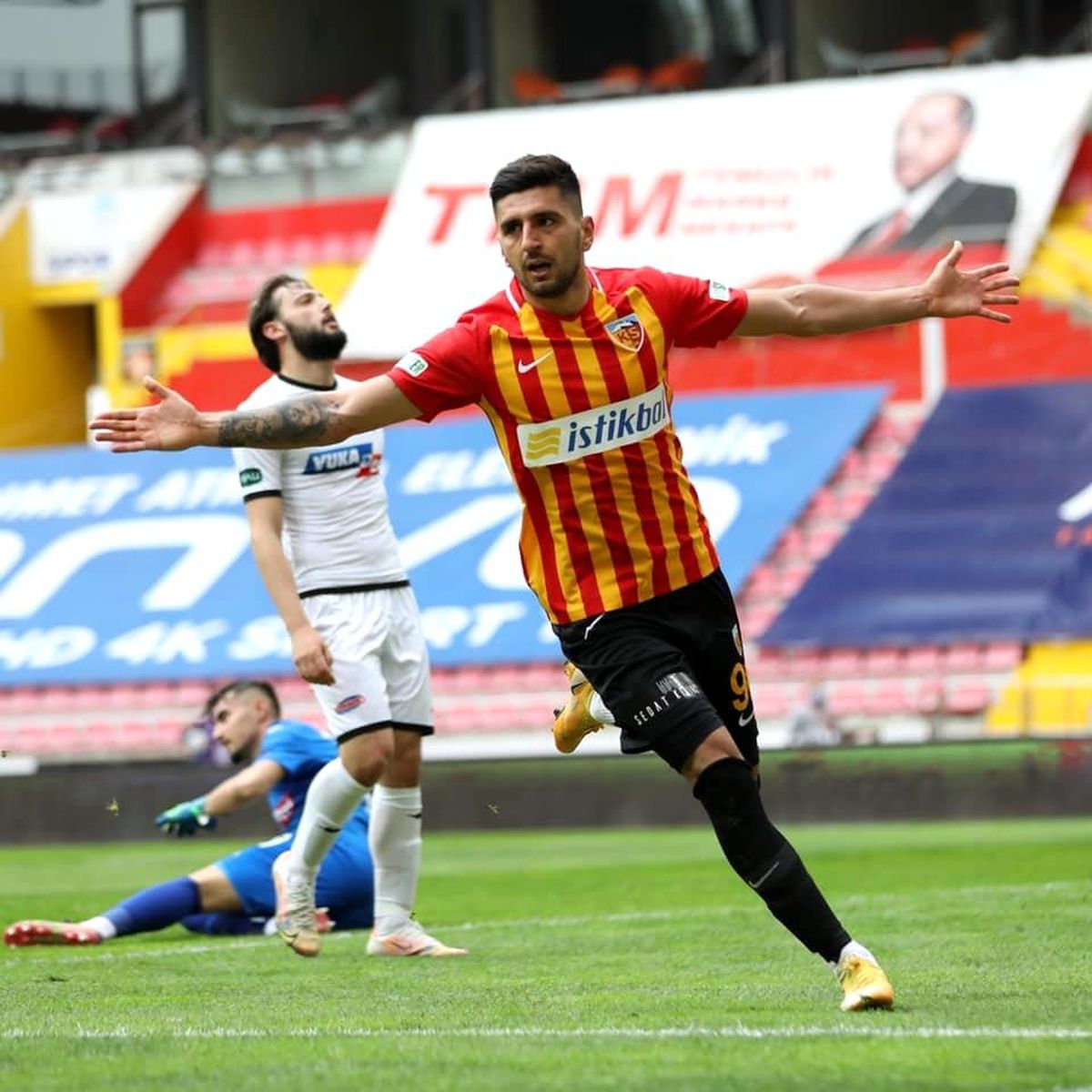Daniel Avramovski 2 gol attı
