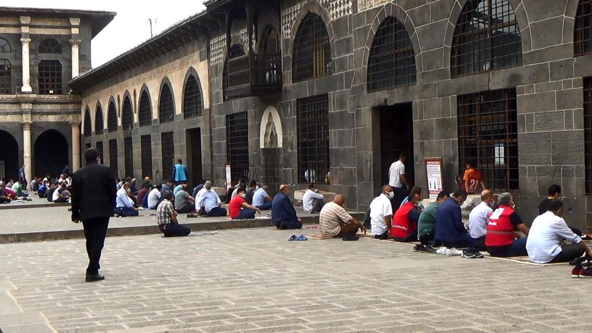 Diyarbakır\'da tam kapanma gölgesinde cuma namazı