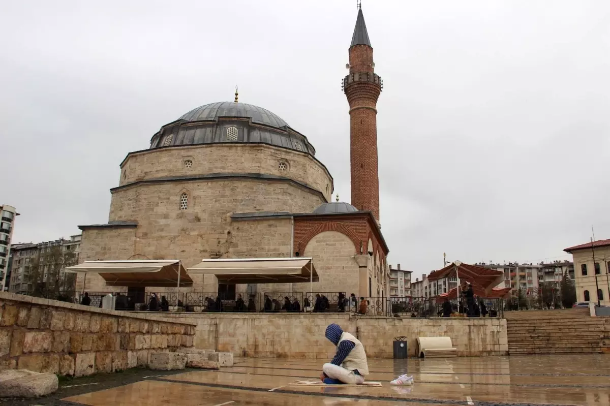 Dolup taşan meydan boş kaldı