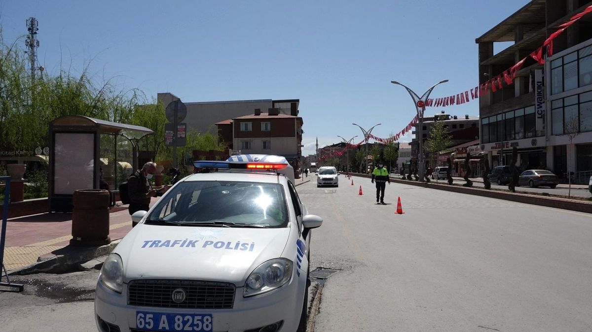 Erciş\'te drone ile tam kapanma denetimi