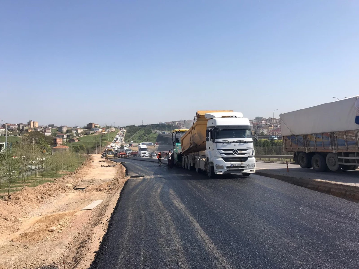 Gebze TEM Kuzey yan yollar asfalt serimi yapılıyor