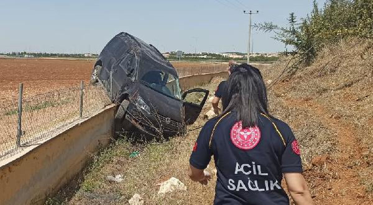 Hafif ticari araç şarampole devrildi: 4 yaralı