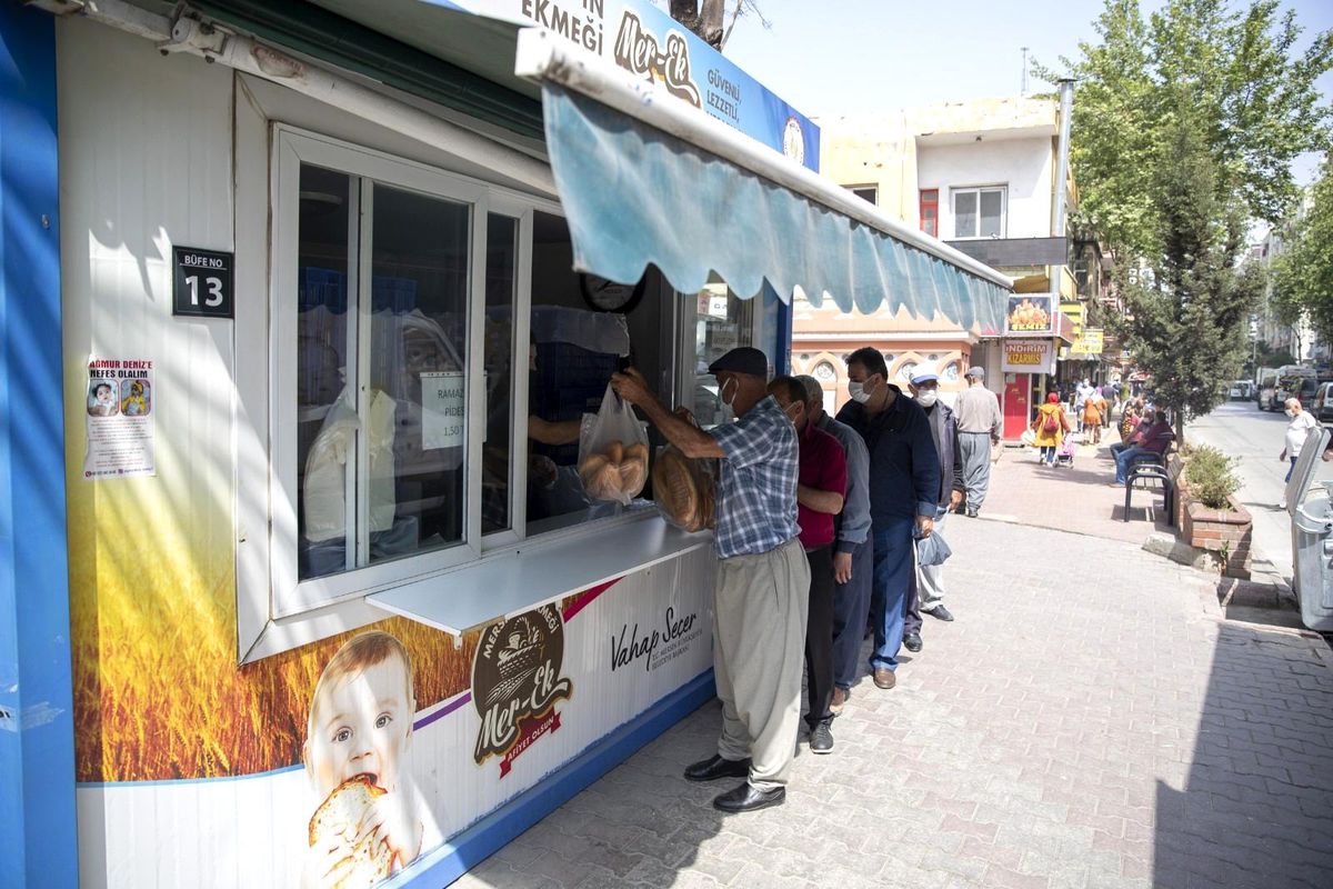Hayırsever, 5 bin ekmeğin parasını ödedi, vatandaş ekmeği ücretsiz aldı