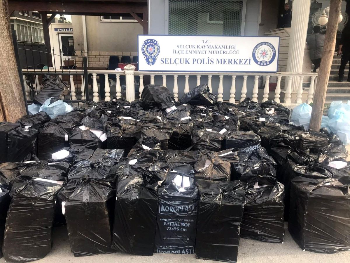 İzmir\'de 2 milyon 420 bin adet bandrolsüz makaron ele geçirildi