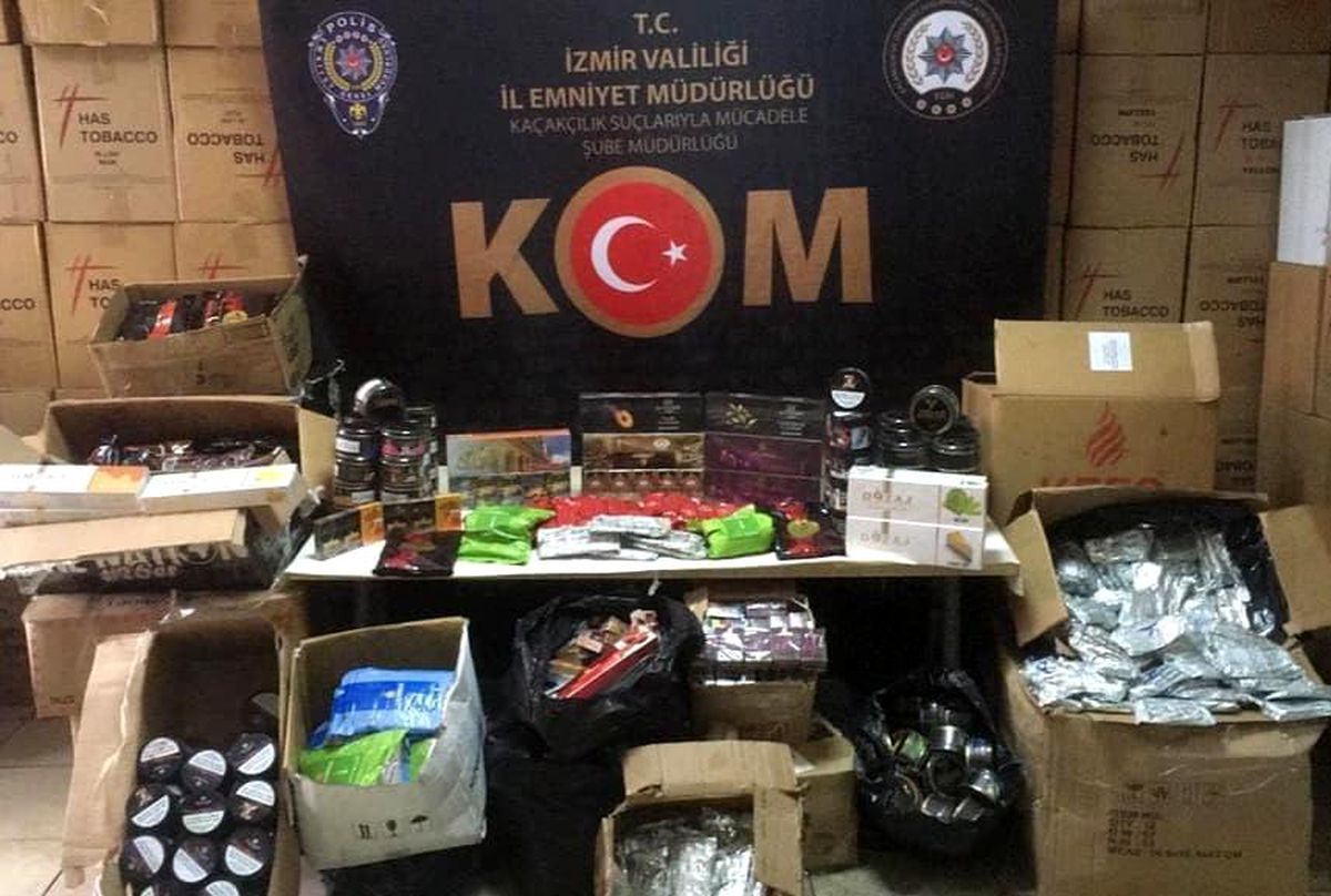 İzmir\'de bir iş yeri ve depoda 576 kilogram kaçak nargile tütünü ele geçirildi