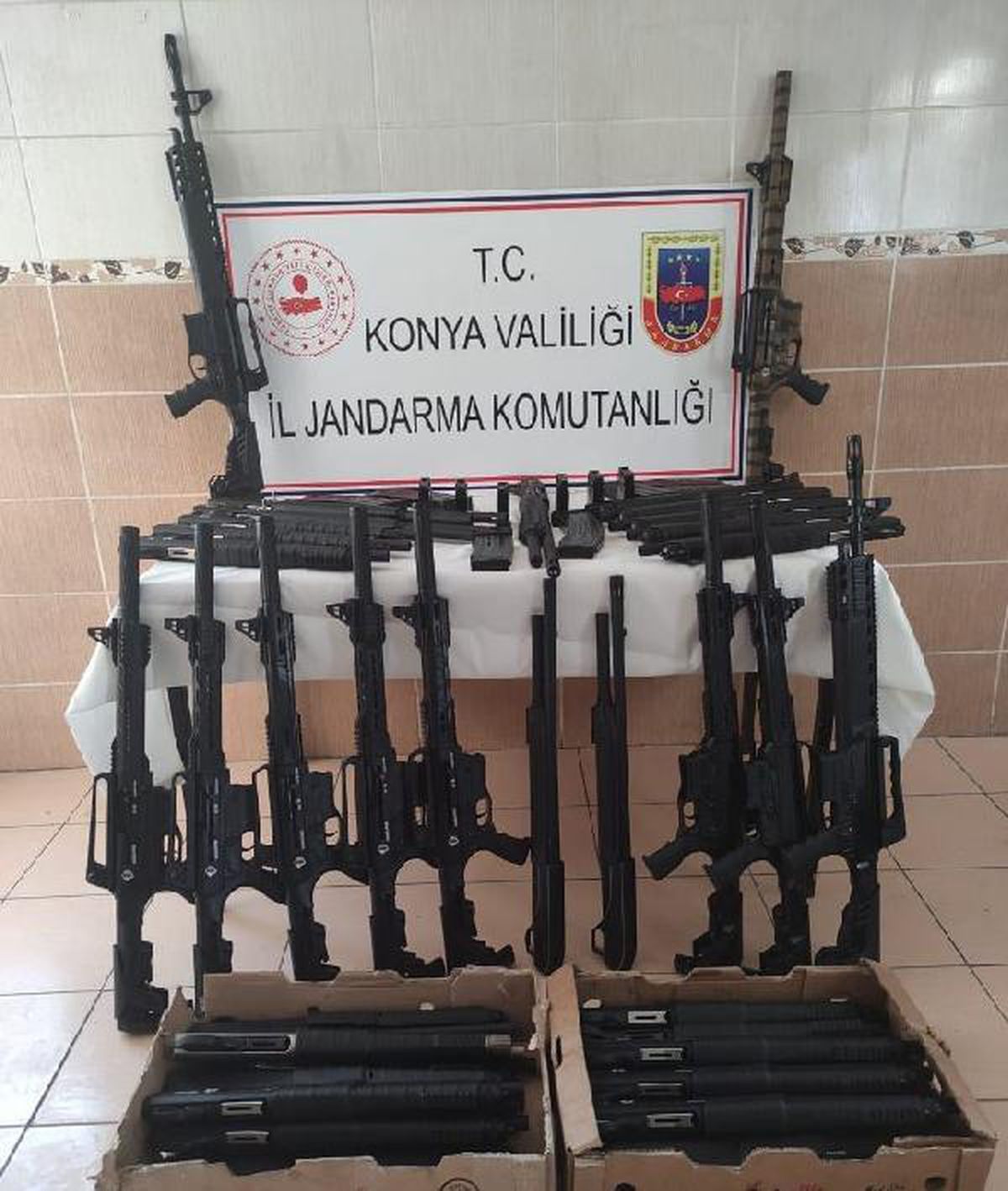 Jandarma durdurdu, mobilya kutularında 45 av tüfeği ele geçirildi