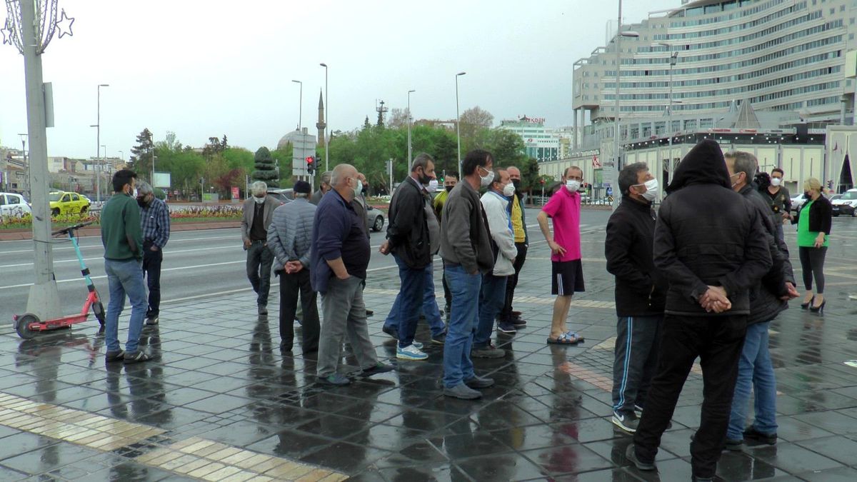 Kaldıkları otelde kapanma sonunda süreleri dolacak olan evsizler yardım istiyor