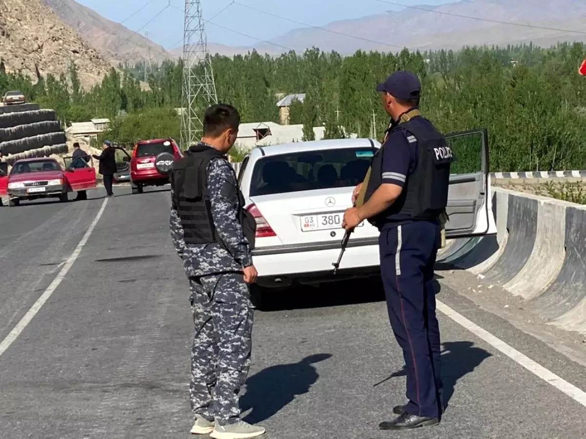 Kırgızistan ile Tacikistan sınırındaki taşlı kavga son yılların en büyük çatışmasına döndü: En az 13 ölü, onlarca yaralı var