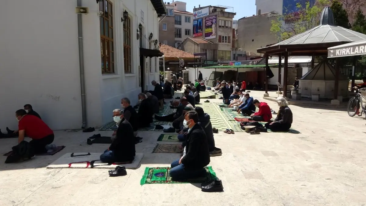 Kırklareli\'nde cuma namazı yürüyüş mesafesindeki camilerde kılındı