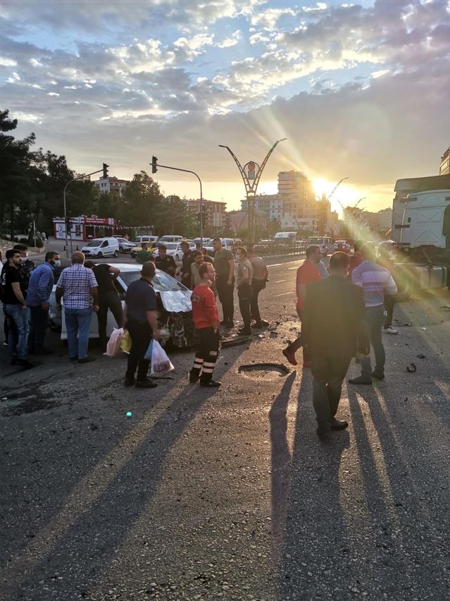 Kırmızı ışığı ihlal eden tır otomobile çarptı: 2 yaralı