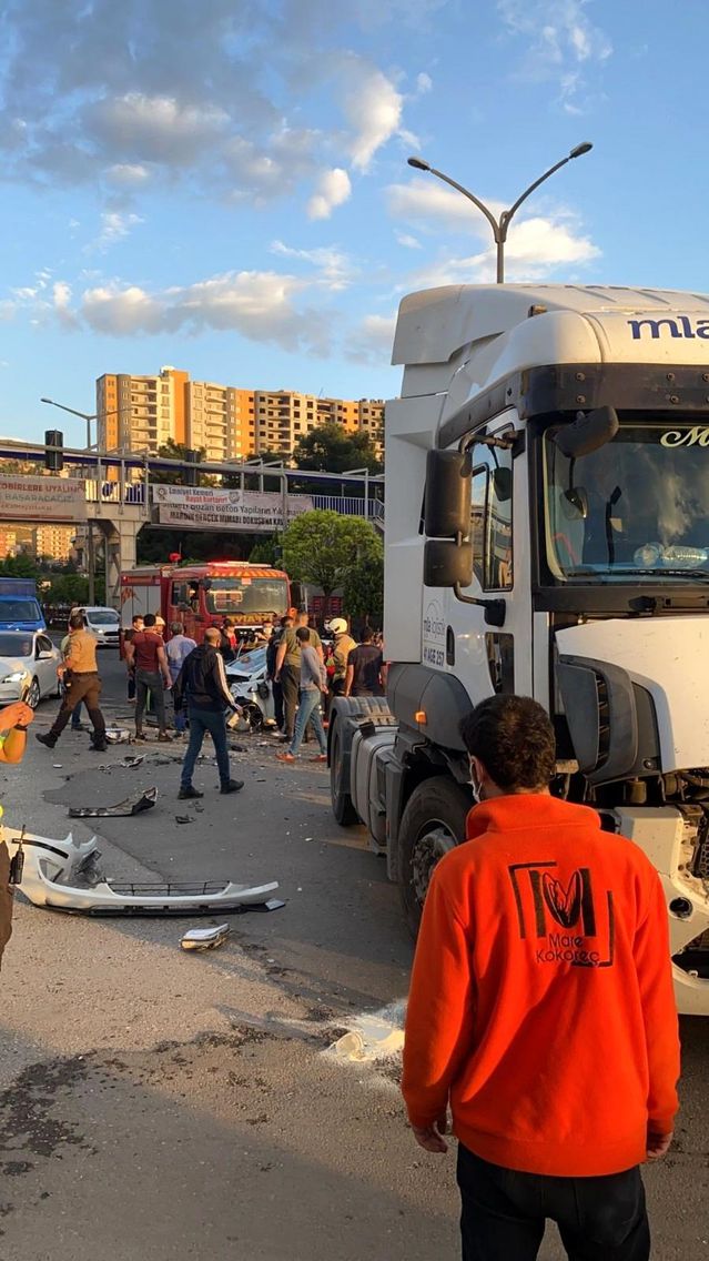 Kırmızı ışığı ihlal eden tır otomobile çarptı: 2 yaralı