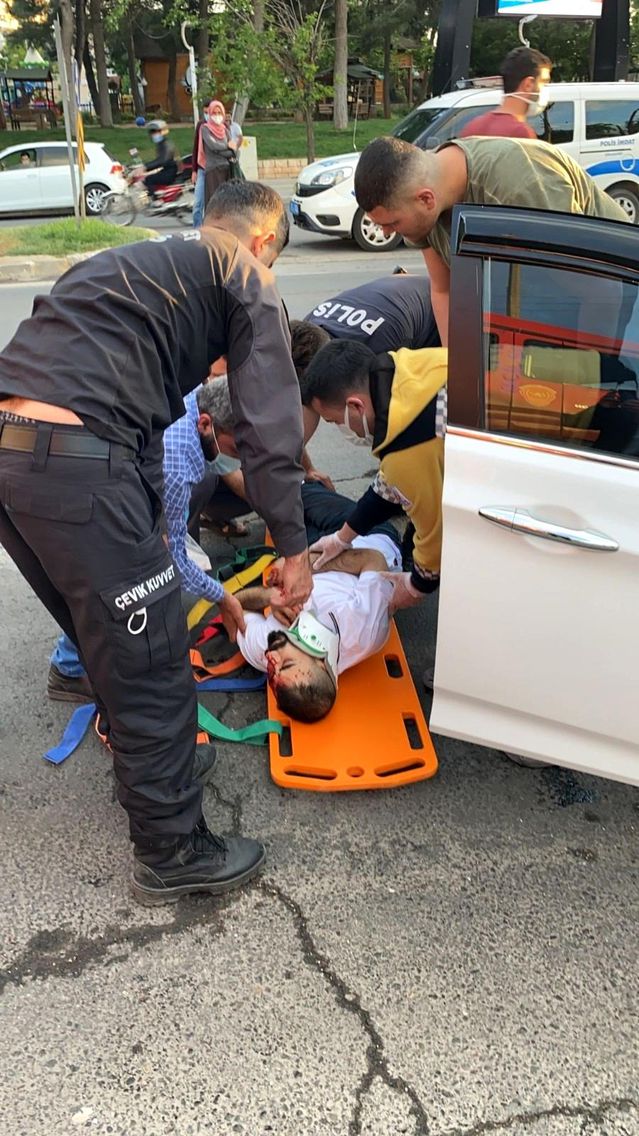 Kırmızı ışığı ihlal eden tır otomobile çarptı: 2 yaralı