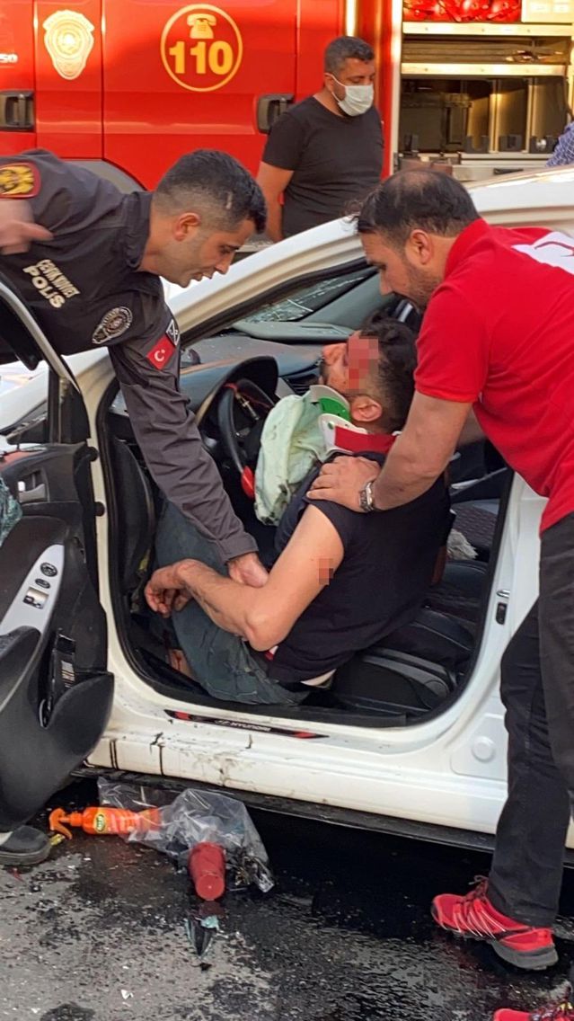 Kırmızı ışığı ihlal eden tır otomobile çarptı: 2 yaralı