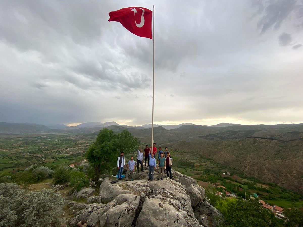 Köylüler Türk Bayrağını dalgalandırdı
