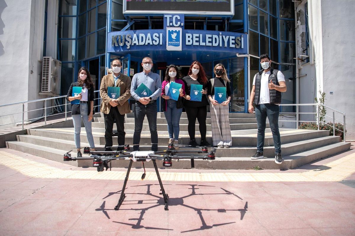 Kuşadası Belediyesi\'nin kadın drone pilotları belgelerini aldı