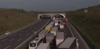 Kuzey Marmara Otoyolu'nda devrilen tırın sürücüsü yaralandı