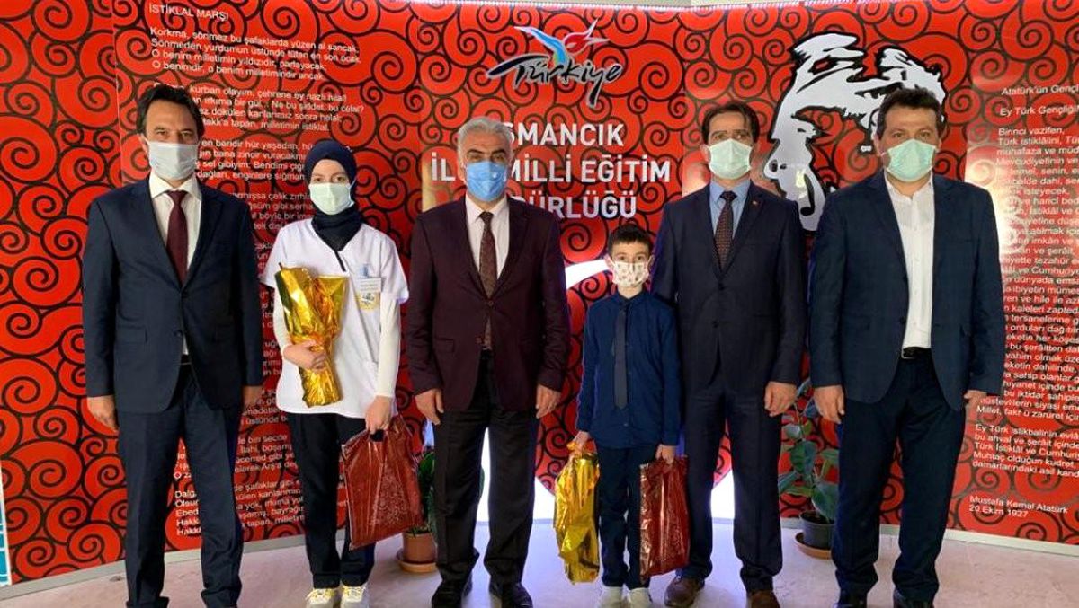 Osmancık\'ta kitap okuma yarışmasında dereceye girenlere ödül