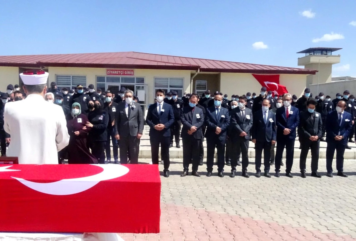 Rüzgardan devrilen demir kapının altında kalan gardiyan hayatını kaybetti