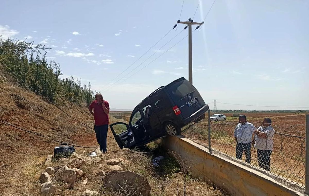 Şanlıurfa\'da araç şarampole devrildi: 5 yaralı