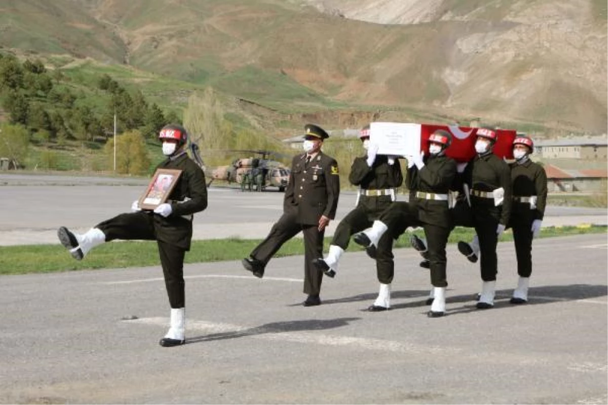 Şehit Sözleşmeli Er Toprak için Hakkari\'de tören