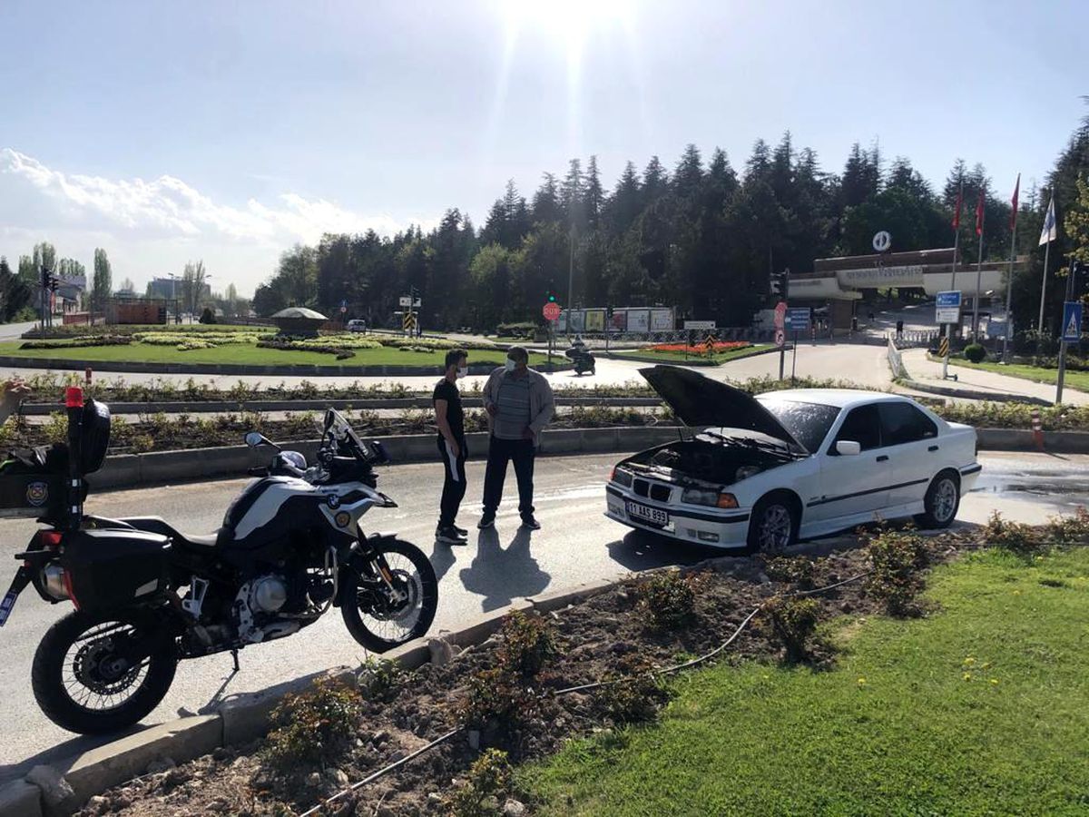 Seyir halindeki otomobili motor kısmından alev aldı