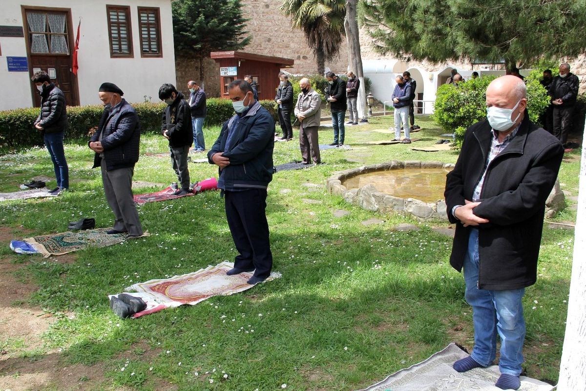 Sinop\'ta tam kapanmada ilk cuma cami avlusu doldu taştı