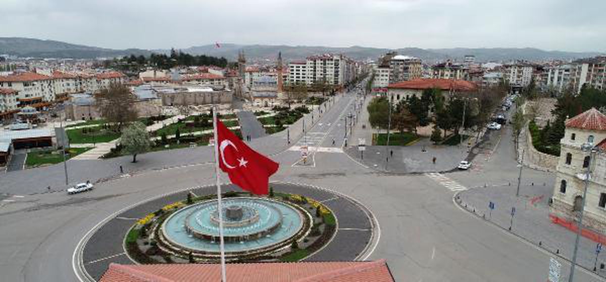 Sivas\'ta cadde ve sokaklar bomboş