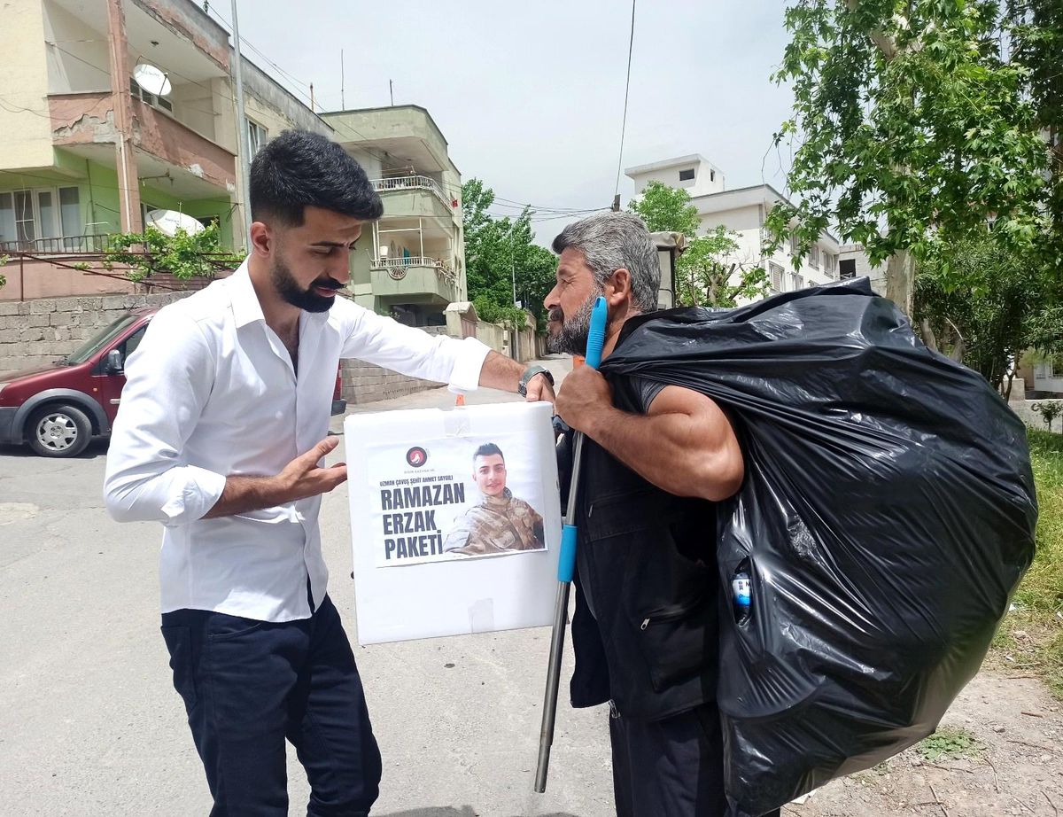 Sokak sokak gezip gıda paketi dağıttılar