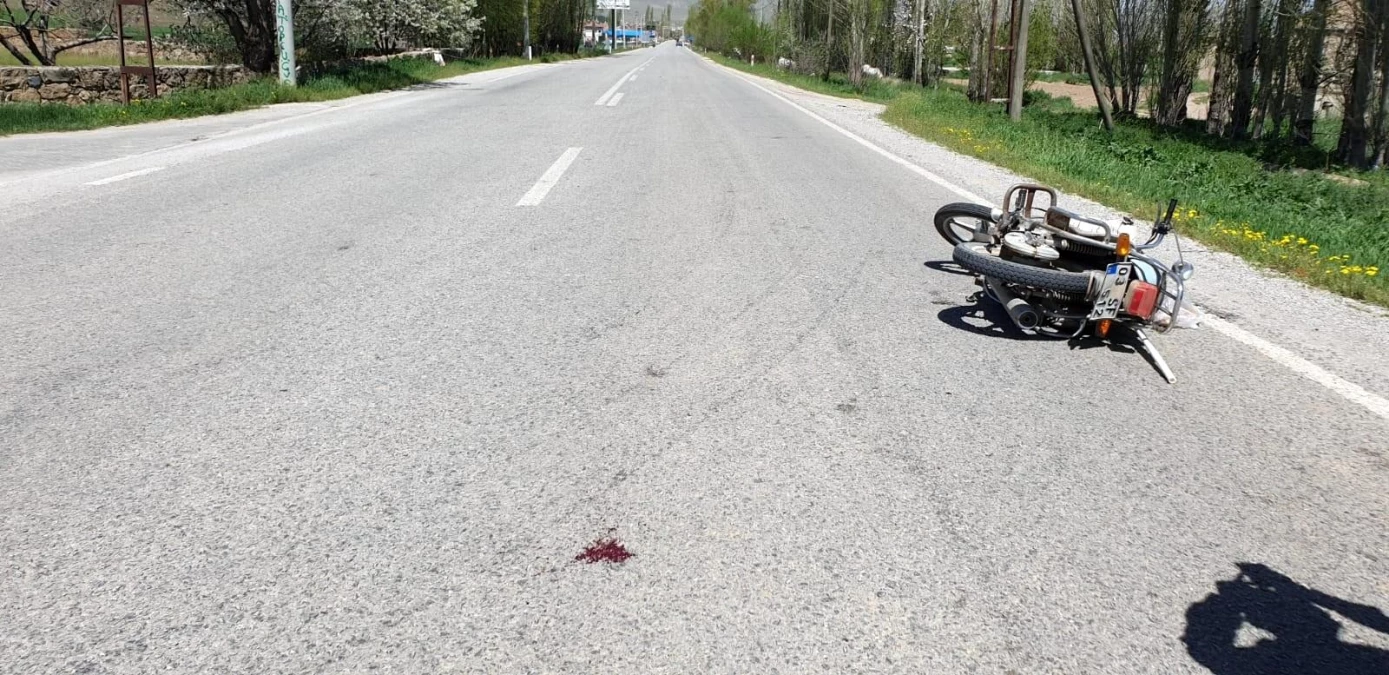Şuhut\'ta otomobil ile motosiklet çarpıştı: 1 yaralı