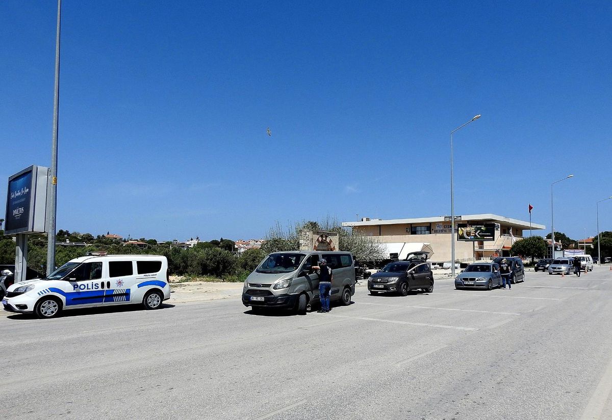 Tam kapanma kararıyla akına uğrayan Çeşme\'de sıkı denetim