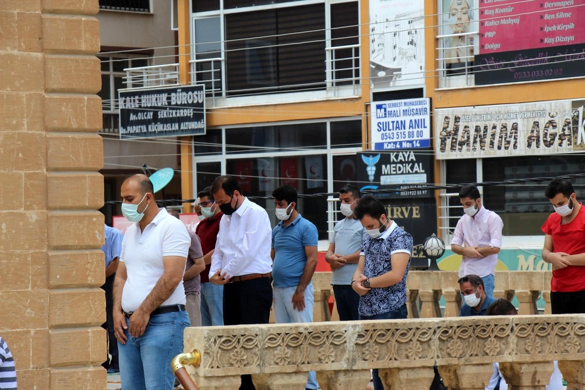 İstanbul\'da tam kapanmada vatandaşlar cuma namazı kıldı