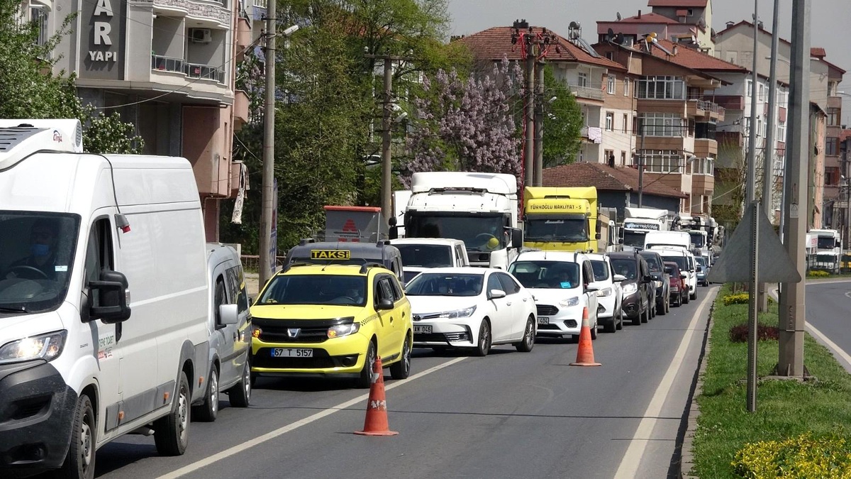 Tam kapanmanın ilk gününde uzun araç kuyrukları oluştu